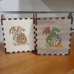 Scatola portadadi in legno con incisione Drago